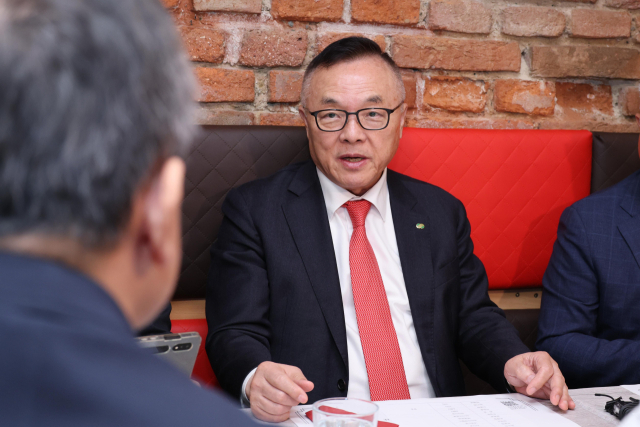 황주호 한국수력원자력 사장이 8일(현지시간) 체코 현지에서 열린 기자간담회에서 발언하고 있다. 연합뉴스