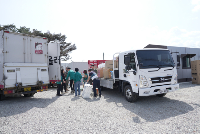 경북 청송군 진보면 신촌2리에 마련된 산불 피해 이재민 임시 조립주택의 첫 입주가 지난 8일 시작돼 항상 이사가 진행 중이다. 청송군 제공