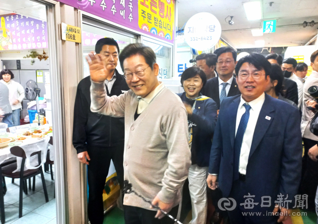 이재명 후보 일행이 점심식사를 위해 영천공설시장내 한 식당에 들어가고 있다. 강선일기자