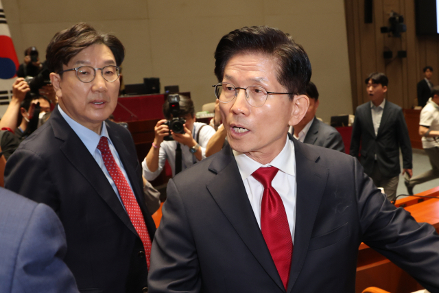 국민의힘 김문수 대선 후보가 9일 서울 여의도 국회에서 열린 의원총회에서 권영세 비상대책위원장이 단일화를 압박하는 발언 뒤 퇴장하자 항의하며 의총장을 나가고 있다. 연합뉴스