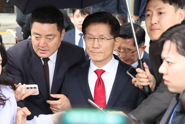 국민의힘 김문수 대선 후보가 9일 서울 여의도 국회에서 열린 의원총회에서 권영세 비상대책위원장과 충돌 후 의총장에서 나와 국회를 떠나고 있다. 연합뉴스