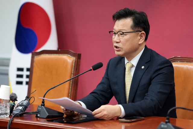 국민의힘 이양수 사무총장이 9일 서울 여의도 국회에서 열린 긴급 기자간담회에서 국민의힘 김문수 대선 후보와 무소속 한덕수 대선 예비후보의 단일화 등 현안에 대해 발언하고 있다. 연합뉴스
