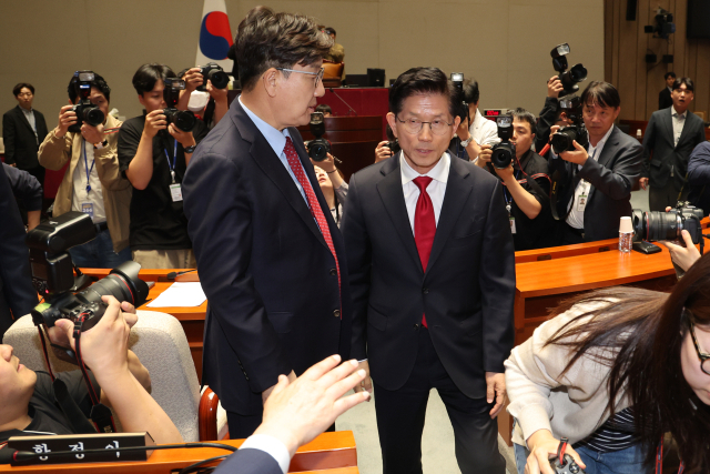 국민의힘 김문수 대선 후보가 9일 서울 여의도 국회에서 열린 의원총회에서 권영세 비상대책위원장이 단일화를 압박하는 발언 뒤 퇴장하자 바로 이어서 의총장을 나가고 있다. 연합뉴스