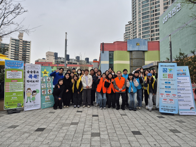 검정고시 현장 단체사진. 대구 동구 학교밖청소년지원센터 제공