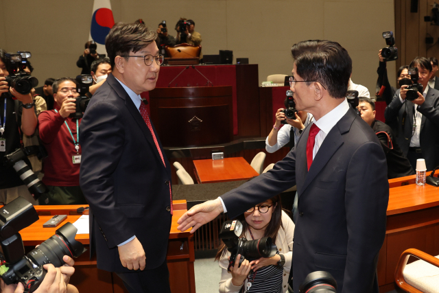 국민의힘 김문수 대선 후보가 9일 서울 여의도 국회에서 열린 의원총회에서 권영세 비상대책위원장이 단일화를 압박하는 발언 뒤 퇴장하자 바로 이어서 의총장을 나가고 있다. 연합뉴스