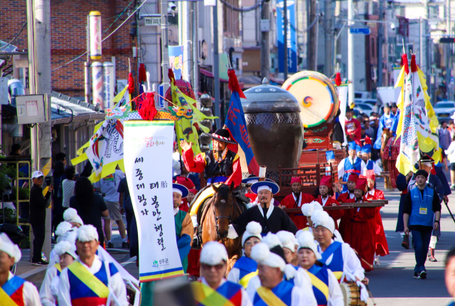 성주참외&생명문화축제의 백미 세종대왕자 태 봉안행렬. 사진은 2024년 행사장면. 성주군 제공