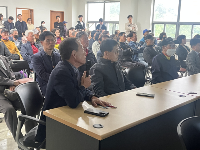 대구시 신청사 전략환경영향평가 주민설명회에 참석한 한 주민이 대구시에 질문을 하고 있는 모습. 정두나 기자.