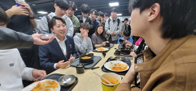 개혁신당 이준석 대선후보가 7일 대전 유성구 충남대를 찾아 학생들과 함께 점심을 먹으며 이야기를 나누고 있다. 연합뉴스