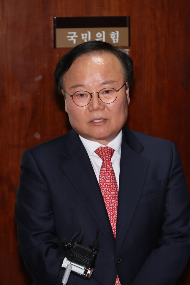 국민의힘 김문수 대선 후보측의 김재원 비서실장이 9일 서울 여의도 국회에서 재개된 국민의힘 김문수 대선 후보와 무소속 한덕수 대선 예비 후보 간의 단일화 협상이 결렬된 후 나와 취재진 질문에 답하고 있다. 연합뉴스