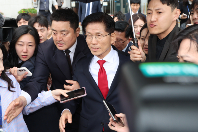 국민의힘 김문수 대선 후보가 9일 서울 여의도 국회에서 열린 의원총회에서 권영세 비상대책위원장과 충돌 후 의총장에서 나와 국회를 떠나고 있다. 연합뉴스