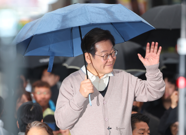 더불어민주당 이재명 대선 후보가 제3차 골목골목 경청투어로 경북지역 방문에 나선 9일 경북 고령군 대가야역사공원에서 지지자들을 향해 인사하고 있다. 연합뉴스