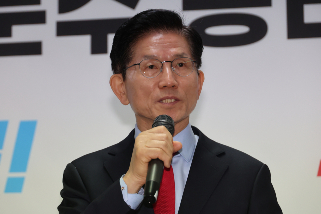 국민의힘 김문수 대선 후보가 10일 서울 여의도 캠프 사무실에서 긴급 기자회견을 열어 당 지도부 주도의 사상 초유 대선 후보 교체 강행에 대한 입장을 밝히고 있다. 연합뉴스