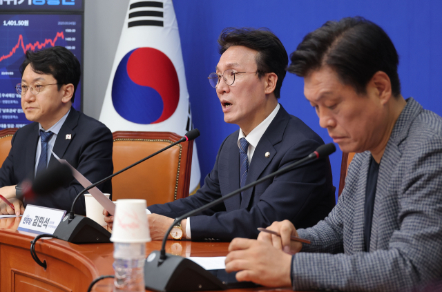 더불어민주당 김민석 상임공동선거대책위원장이 4일 국회에서 열린 기자간담회에서 발언하고 있다. 연합뉴스