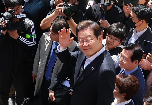 영남 신라벨트 골목골목 경청투어에 나선 더불어민주당 이재명 대선 후보가 10일 경남 창녕군 창녕공설시장을 찾아 지지자들을 향해 손을 흔들며 인사하고 있다. 연합뉴스
