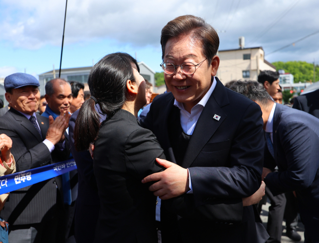 영남 신라벨트 골목골목 경청투어에 나선 더불어민주당 이재명 대선 후보가 10일 경남 창녕군 창녕공설시장에 도착한 뒤 우서영 밀양창녕의령함안지역위원장과 인사하고 있다. 연합뉴스