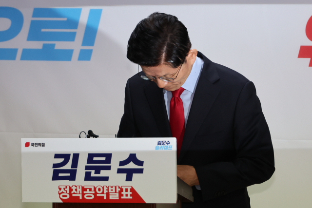 국민의힘 김문수 대선 후보가 10일 서울 여의도 캠프 사무실에서 긴급 기자회견을 열어 당 지도부 주도의 사상 초유 대선 후보 교체 강행에 대한 입장을 밝힌 뒤 인사하고 있다. 연합뉴스