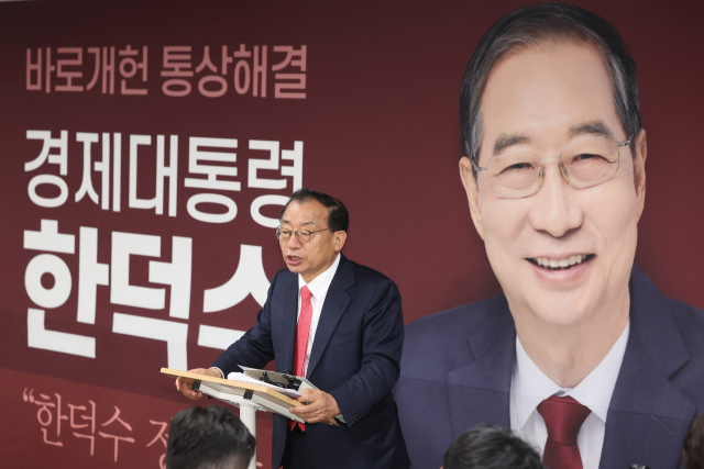 무소속 한덕수 대통령선거 예비후보 캠프 이정현 대변인이 7일 서울 영등포구 한 후보 캠프 사무실에서 한 후보의 기자회견이 끝난 뒤 취재진 질문에 답하고 있다. 연합뉴스