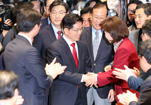 국민의힘 김문수 대선 후보가 9일 서울 여의도 국회에서 열린 의원총회에 참석하며 의원들과 악수하고 있다. 연합뉴스