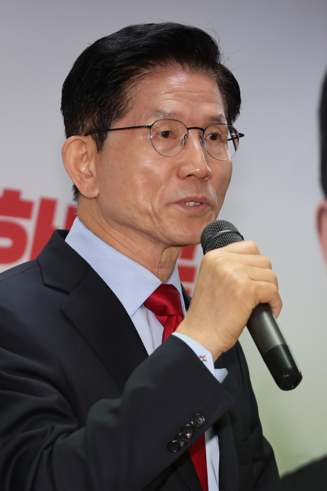 국민의힘 김문수 대선 후보가 10일 서울 여의도 캠프 사무실에서 긴급 기자회견을 열어 당 지도부 주도의 사상 초유 대선 후보 교체 강행에 대한 입장을 밝히고 있다. 연합뉴스