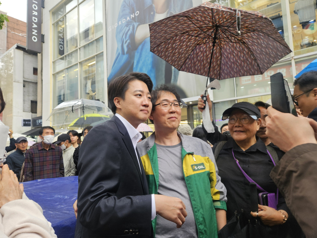 10일 대구 동성로를 찾은 이준석 개혁신당 대통령 후보가 거리버스킹 이후 시민과 함께 기념 사진을 찍고 있다. 윤정훈 기자