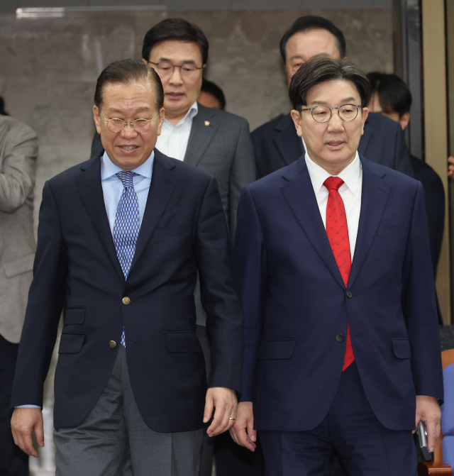 국민의힘 권영세 비상대책위원장과 권성동 원내대표가 지난 8일 서울 여의도 국회에서 열린 의원총회에 참석하고 있다. 연합뉴스