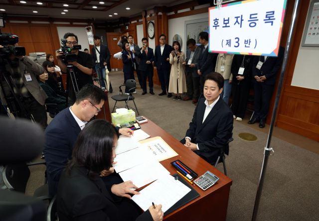 개혁신당 이준석 대선 후보가 10일 경기도 과천 중앙선거관리위원회에서 제21대 대통령선거 후보 등록을 하고 있다. 연합뉴스