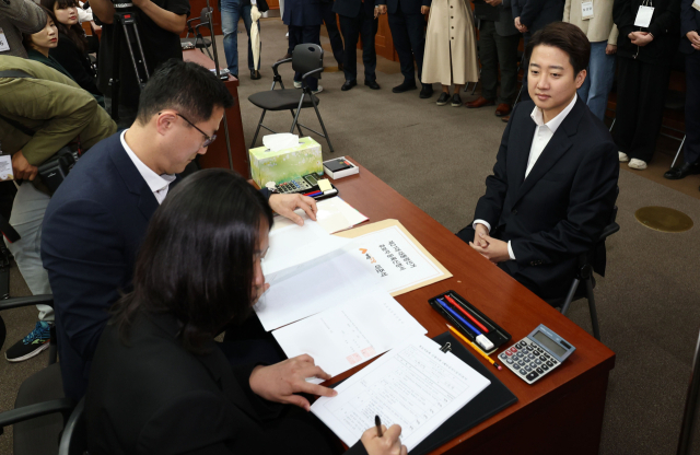 개혁신당 이준석 대선 후보가 10일 경기도 과천 중앙선거관리위원회에서 제21대 대통령선거 후보 등록을 하고 있다. 연합뉴스