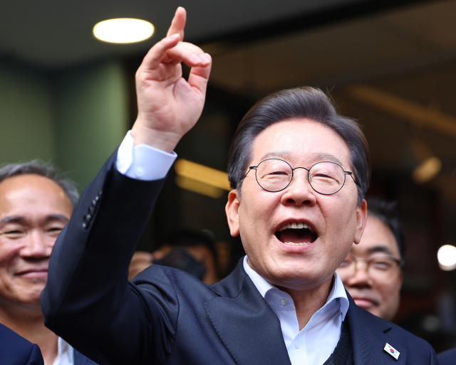 영남 신라벨트 골목골목 경청투어에 나선 더불어민주당 이재명 대선 후보가 10일 경남 진주시 대안동 차없는 거리를 찾아 연설을 하고 있다. 연합뉴스
