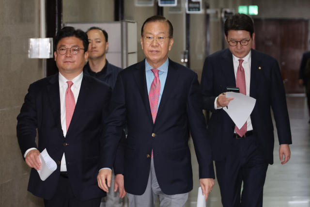 국민의힘 권영세 비상대책위원장이 10일 서울 여의도 국회에서 사상 초유의 대선 후보 교체에 대한 입장을 밝히기 위해 기자회견 장소로 이동하고 있다. 왼쪽부터 강명구 비서실장, 권 비대위원장, 신동욱 수석대변인. 연합뉴스