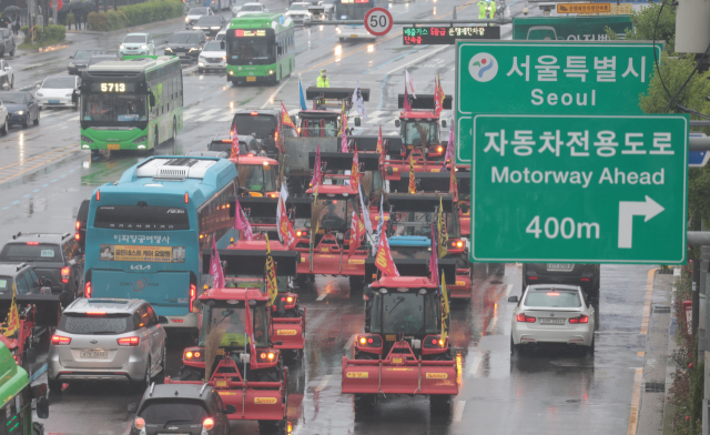 10일 서울 금천구 석수역 인근에서 전국농민회총연맹(전농) 전봉준투쟁단이 광화문에서 열리는 