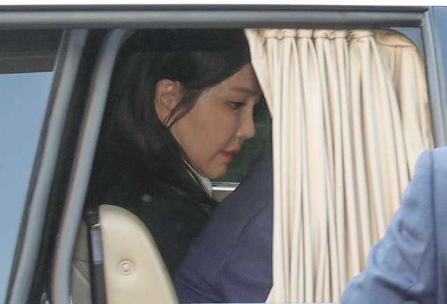 윤석열 전 대통령의 부인 김건희 여사가 서울 용산구 한남동 관저를 나와 서초동 사저로 향하고 있다. 연합뉴스