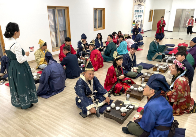 지난 1일 전북 익산시 금마면에 위치한 익산 백제문화체험관에서 관광객들이 다도체험을 하고 있다. 차 한 잔으로 아침 일찍부터 이어진 이동으로 바빴던 마음이 한결 가벼워졌다. 이민호 기자 lmh@imaeil.com