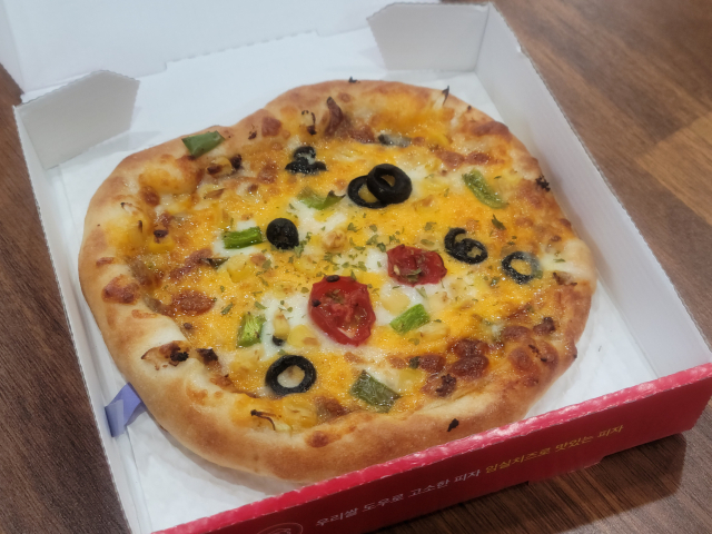 임실치즈마을에서는 피자 만들기 체험도 해볼 수 있다. 강사의 안내에 따라 반죽 위에 재료를 놓으면 된다. 30~40분 정도면 피자가 완성된다. 이민호 기자 lmh@imaeil.com