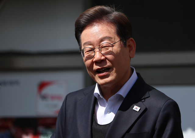 영남 신라벨트 골목골목 경청투어에 나선 더불어민주당 이재명 대선 후보가 10일 경남 창녕군 창녕공설시장을 찾아 즉흥 연설을 하고 있다. 연합뉴스