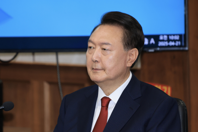 윤석열 전 대통령이 21일 서울 서초구 서울중앙지법에서 열린 내란 우두머리 혐의 형사재판 2차 공판에 출석해 있다. 연합뉴스