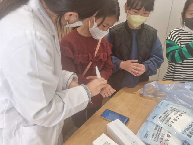 영주가흥등학교가 학생들을 상대로 아토피 검사를 진행하고 있다. 영주남부초 제공