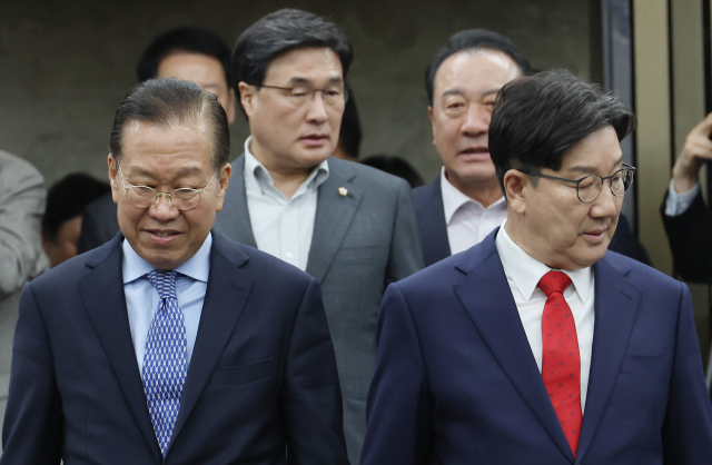국민의힘 권영세 비상대책위원장과 권성동 원내대표가 8일 서울 여의도 국회에서 열린 의원총회에 참석하고 있다. 연합뉴스