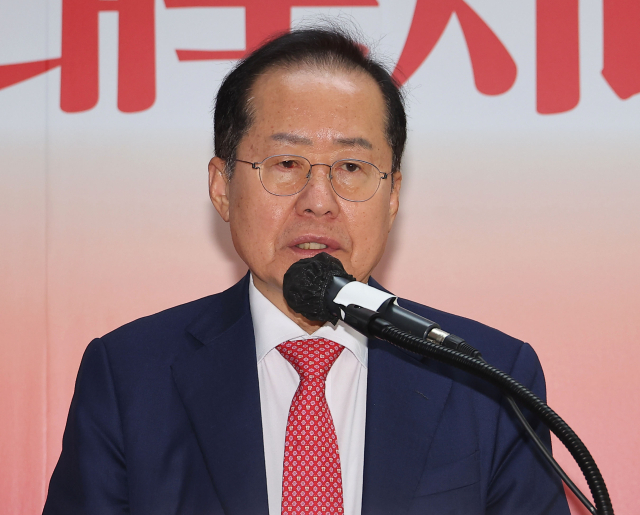 국민의힘 대선 후보 2차 경선에서 탈락한 홍준표 후보가 29일 서울 여의도 대하빌딩 선거 캠프 사무실에서 정계 은퇴 의사를 밝히고 있다. 연합뉴스