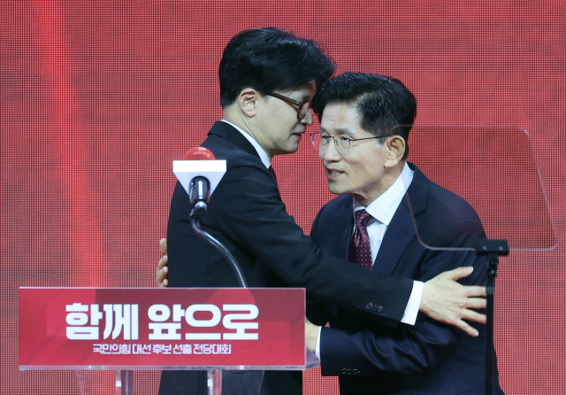 국민의힘 대선 후보로 선출된 김문수 후보가 지난 5월 3일 경기 고양시 킨텍스에서 열린 국민의힘 전당대회에서 한동훈 후보와 대화하고 있다. 연합뉴스