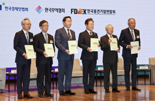 더불어민주당 이재명 대선후보가 8일 서울 중구 대한상공회의소에서 열린 대선후보 초청 경제5단체 간담회에서 경제5단체장들에게 정책 제언집을 전달 받은 후 기념촬영을 하고 있다. 왼쪽부터 최진식 한국중견기업연합회장, 윤진식 한국무역협회장, 최태원 대한상공회의소 회장, 이 후보, 손경식 한국경영자총협회장, 류진 한국경제인협회장. 연합뉴스