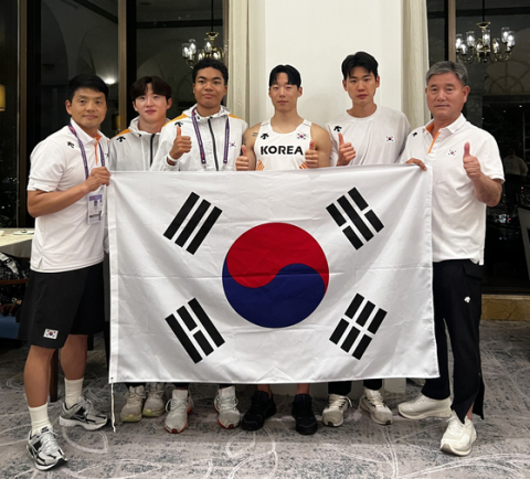 육상 남자 릴레이팀. 왼쪽부터 하경수 코치, 서민준, 나마디 조엘진, 이재성, 고승환 선수, 최인해 대한육상연맹 부회장. 대한육상연맹 제공