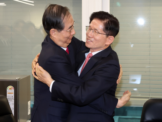 국민의힘 김문수 대선 후보와 한덕수 전 국무총리가 11일 서울 여의도 국민의힘 대선후보 사무실에서 회동에 앞서 포옹하고 있다. 연합뉴스