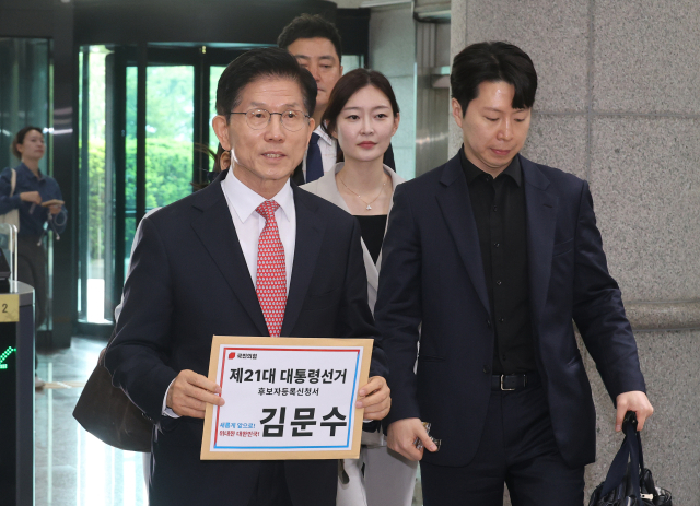 국민의힘 김문수 대선 후보가 11일 경기도 과천 중앙선거관리위원회에서 제21대 대통령선거 후보 등록을 위해 이동하고 있다. 연합뉴스