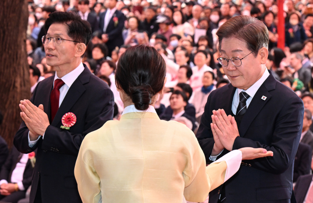 더불어민주당 이재명 대선 후보(오른쪽)와 국민의힘 김문수 대선 후보가 5일 서울 종로구 조계사에서 열린 불기 2569년 부처님오신날 봉축법요식에서 육법공양 중 헌화 뒤 합장하고 있다. 연합뉴스