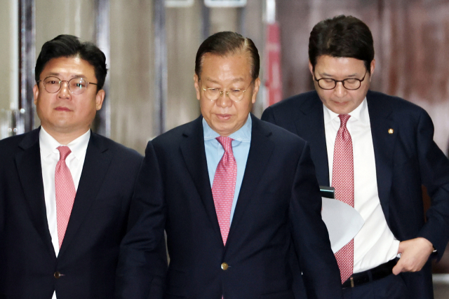 국민의힘 권영세 비상대책위원장이 10일 서울 여의도 국회에서 사상 초유의 대선 후보 교체에 대한 입장을 밝히기 위해 기자회견 장소로 이동하고 있다. 연합뉴스