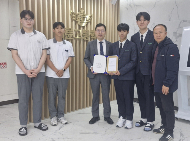 대륜고 학생과 교직원들은 최근 산불 피해 지원 성금을 사랑의 열매 사회복지공동모금회에 전달했다.