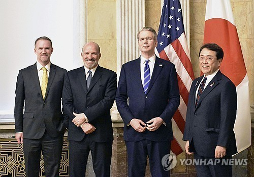 지난 1일(현지시간) 미국 워싱턴DC에서 열린 미국과 일본 간 2차 관세 협상에서 양국 참가자들이 기념 촬영에 응하고 있다. 연합뉴스