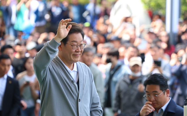 남도문화벨트 골목골목 경청투어에 나선 더불어민주당 이재명 대선 후보가 11일 전남 해남군 해남읍 군민광장을 방문해 연설에 앞서 지지자들에게 인사를 하고 있다. 연합뉴스