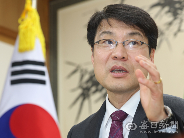 김정기 대구시장 권한대행이 8일 대구시청 동인청사 접견실에서 매일신문과 인터뷰를 하고 있다. 안성완 기자 asw0727@imaeil.com