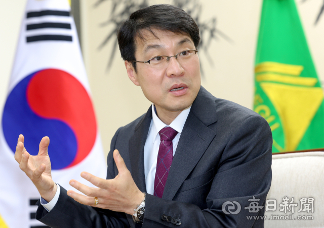 김정기 대구시장 권한대행이 8일 대구시청 동인청사 접견실에서 매일신문과 인터뷰를 하고 있다. 안성완 기자 asw0727@imaeil.com